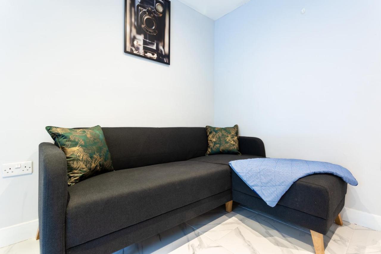 Amazing 3 Bedroom, 2 Bathroom, Ground Floor Flat With Garden, Near Train Station And Bus Stop ลอนดอน ภายนอก รูปภาพ