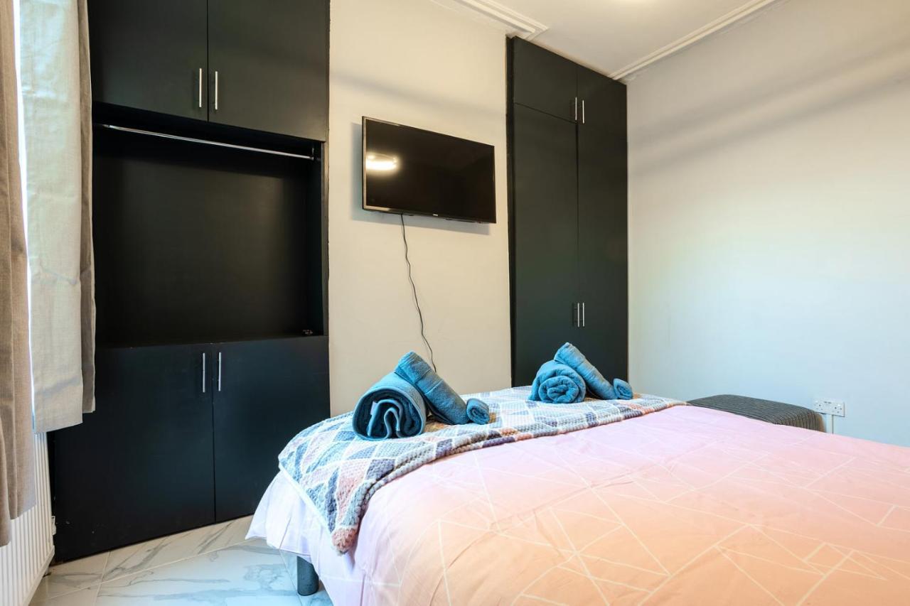 Amazing 3 Bedroom, 2 Bathroom, Ground Floor Flat With Garden, Near Train Station And Bus Stop ลอนดอน ภายนอก รูปภาพ